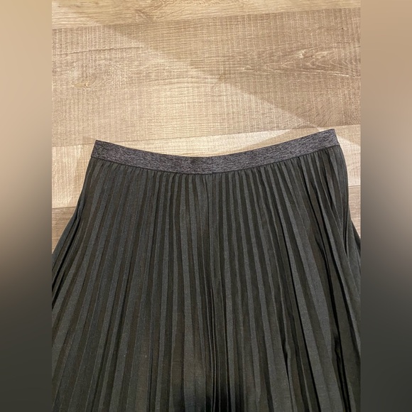 Uniqlo Dark Gray Pleated Maxi Skirt size Medium - Picture 8 of 8